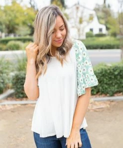 Boutique Simplified Summer Daisy Ruffle Sleeve Top