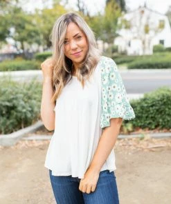 Boutique Simplified Summer Daisy Ruffle Sleeve Top