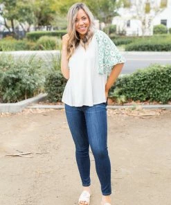 Boutique Simplified Summer Daisy Ruffle Sleeve Top