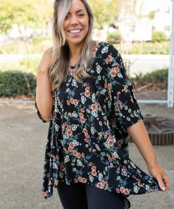 Boutique Simplified Night Blossoms Short Sleeve Top