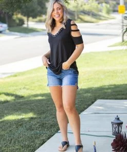 Boutique Simplified Striking Lattice Top In Black