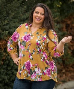 Boutique Simplified Golden Beauty 3/4 Sleeve Top