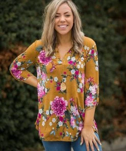 Boutique Simplified Golden Beauty 3/4 Sleeve Top