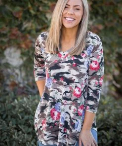 Boutique Simplified Red Dawn V-Neck Gabby