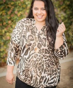 Boutique Simplified Metallic Lined 3/4 Sleeve Top