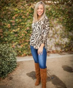 Boutique Simplified Metallic Lined 3/4 Sleeve Top