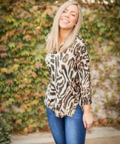 Boutique Simplified Metallic Lined 3/4 Sleeve Top