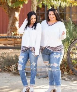 Boutique Simplified Snowy Leopard Front Twist Top