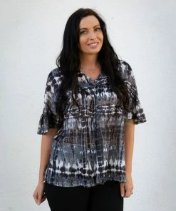 Boutique Simplified Wanderer Short Sleeve Top