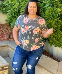 Boutique Simplified Rose Of The Amazon Short Sleeve Top