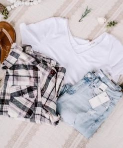 No Ship Drop Ship En Pointe V Neck Knit Top In White (GHG-S)