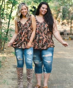 Boutique Simplified Fall Paisley Sleeveless Top