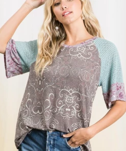 Boutique Simplified Picturesque Paisley Raglan Top