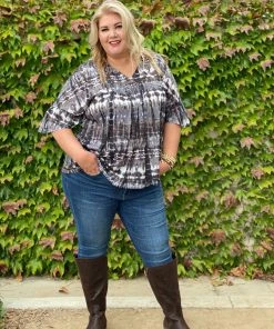 Boutique Simplified Wanderer Short Sleeve Top