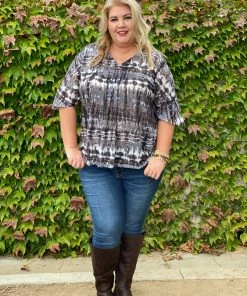 Boutique Simplified Wanderer Short Sleeve Top