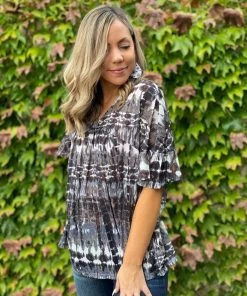 Boutique Simplified Wanderer Short Sleeve Top