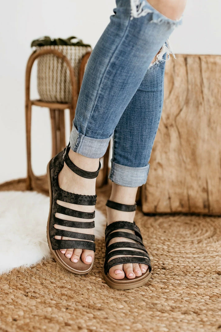 Apparel Very G Commodus Sandal In Black 3 Apparel Very G Commodus Sandal In Black