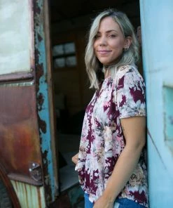 Boutique Simplified Floral Motif Short Sleeve Gabby