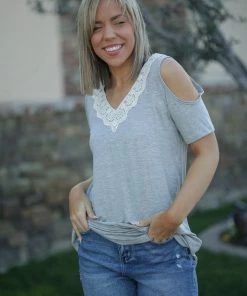 Boutique Simplified XL Exquisite Lacy Cold Shoulder