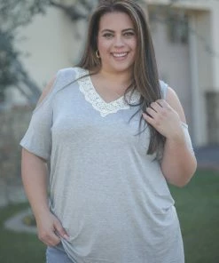 Boutique Simplified XL Exquisite Lacy Cold Shoulder