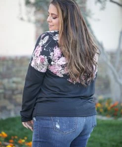 Boutique Simplified Timeless Floral Pullover