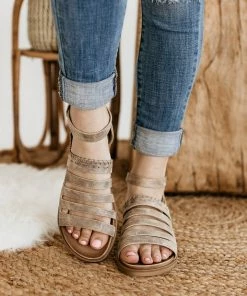 Very G Commodus Sandal In Cream Apparel