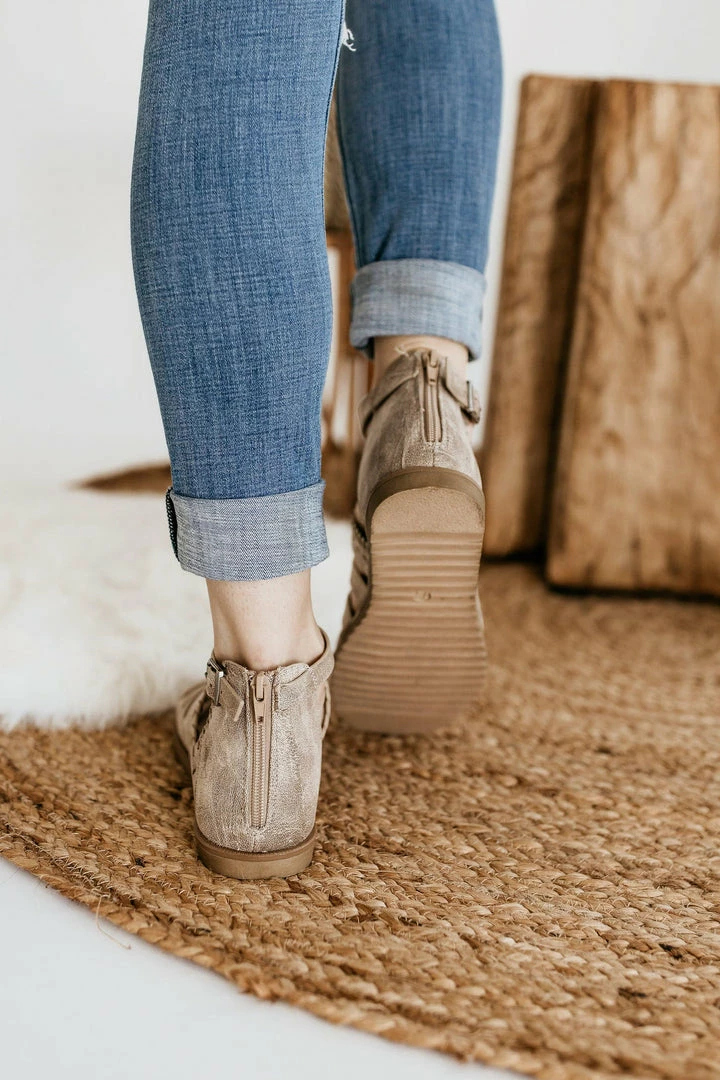 Very G Commodus Sandal In Cream Apparel 3 Very G Commodus Sandal In Cream Apparel