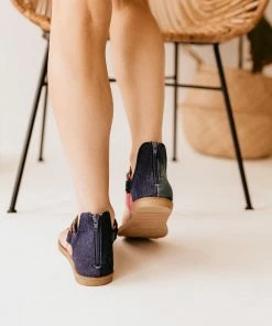 Very G Dakota Sandal In Pink/Blue Apparel