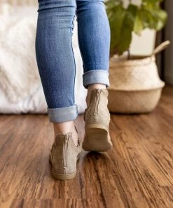 Very G Dakota Sandal In Tan/Pink Apparel