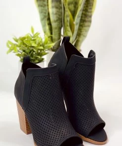 Apparel Qupid Georgia Booties In Black