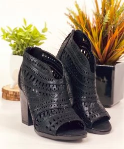 Not Rated Groove Thang Sandal In Black