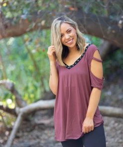 Boutique Simplified Striking Lattice Top In Marsala