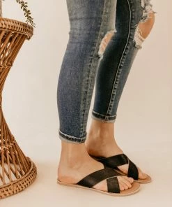 Matisse Pebble Sandal In Black Cowhide