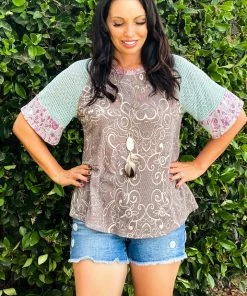 Boutique Simplified Picturesque Paisley Raglan Top