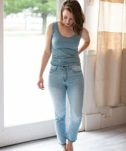 Zenana Apparel Berkley Scoop Neck Seamless Tank Top 16 Zenana Apparel Berkley Scoop Neck Seamless Tank Top