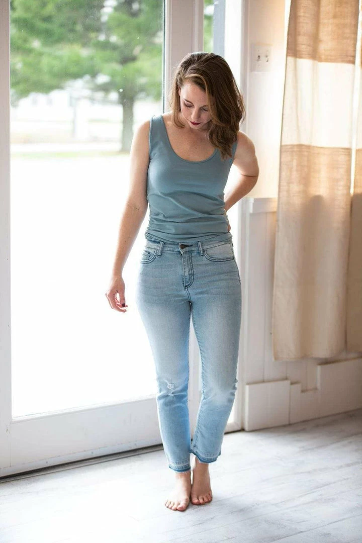 Zenana Apparel Berkley Scoop Neck Seamless Tank Top 3 Zenana Apparel Berkley Scoop Neck Seamless Tank Top